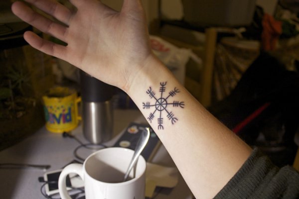Руна на руке ручкой