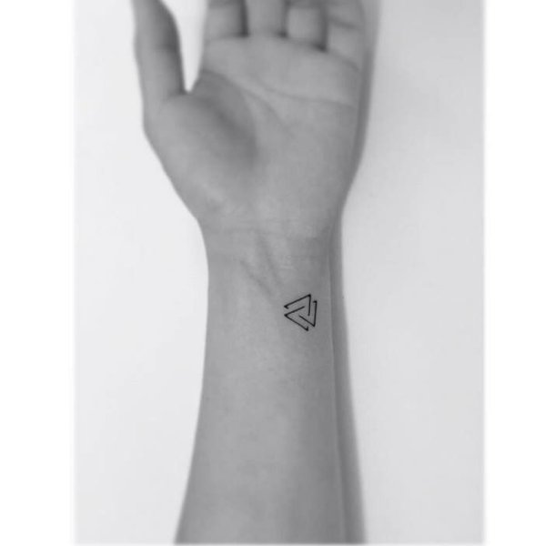 Маленькие татушки черной ручкой