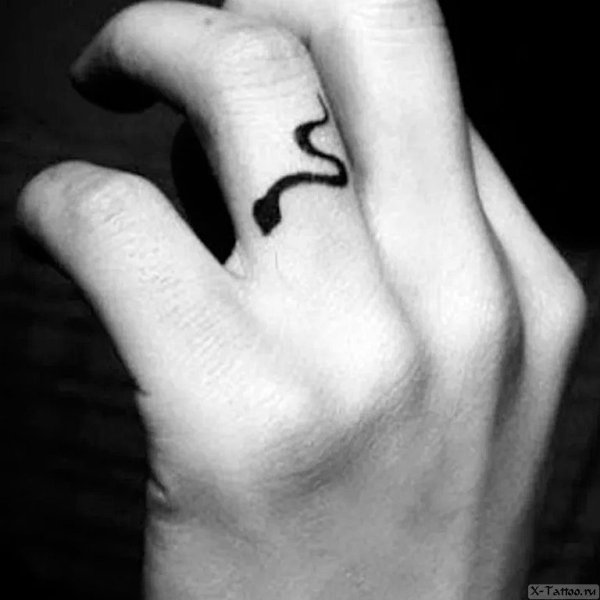 Тату маленькая змея на пальце