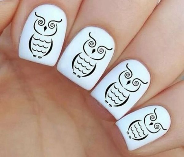Маникюр с несложным рисунком