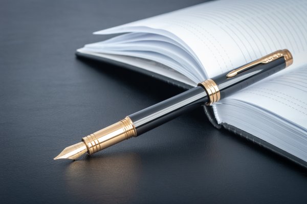 Ручка на столе