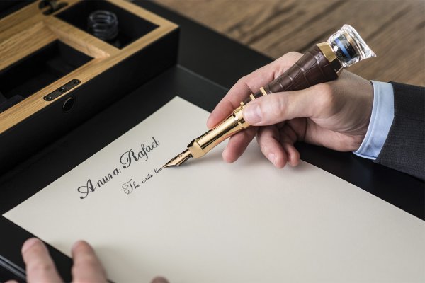 Перьевая ручка и блокнот