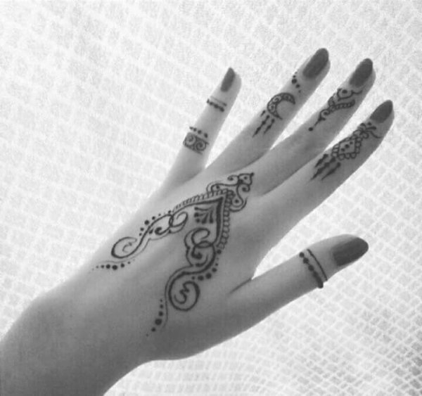 Красивые узоры хной на пальцах рук