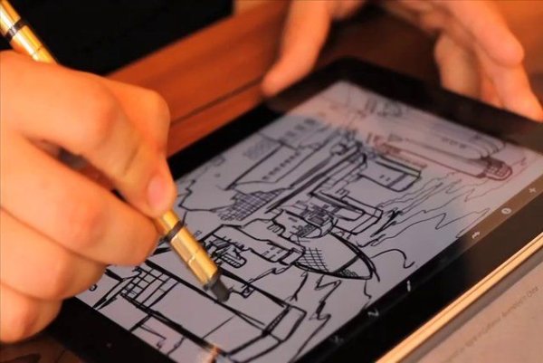 Ведет ручкой по плакату