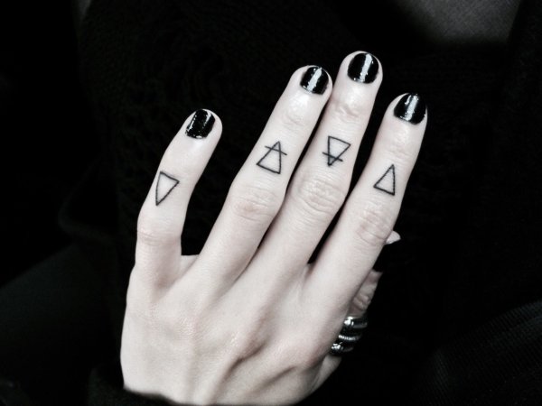 Тату на пальцах