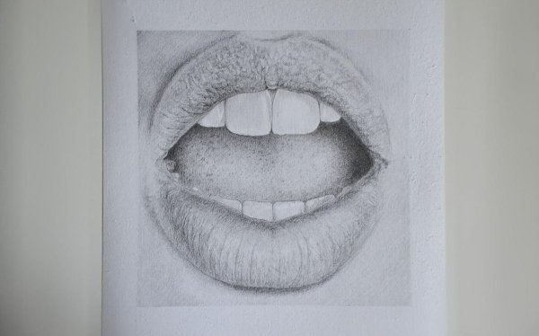 Натянутая улыбка рисунок