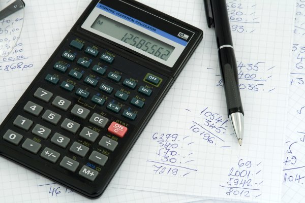 Калькулятор в руке