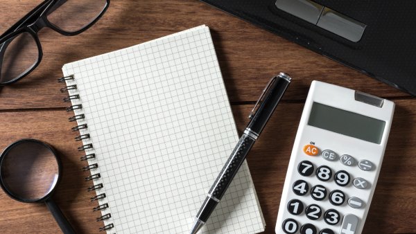 Калькулятор на столе вид сверху