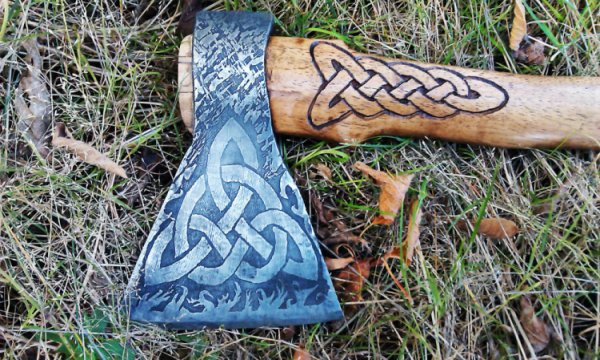 Резная рукоять топора