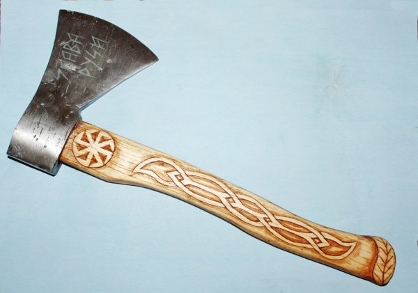 Выжигание по дереву на рукояти топора