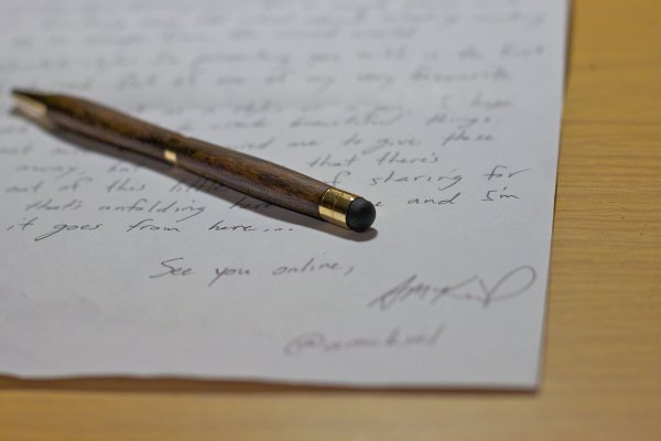 Перьевая ручка и лист