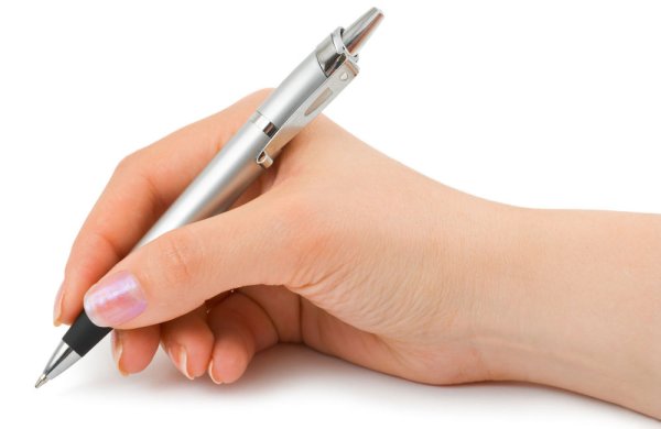 Рука с ручкой на белом фоне