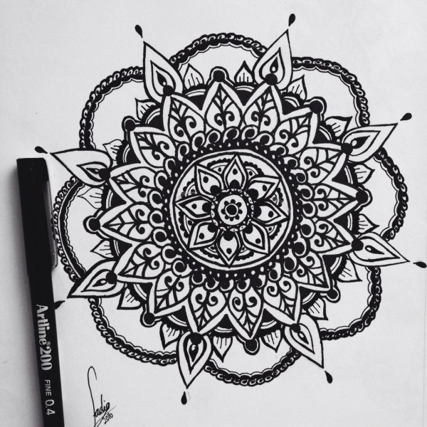 Мандала черной ручкой