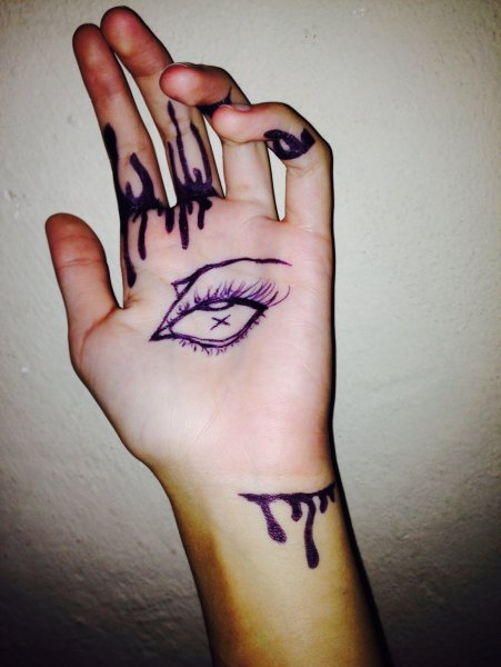 Рисунки на руке ручкой