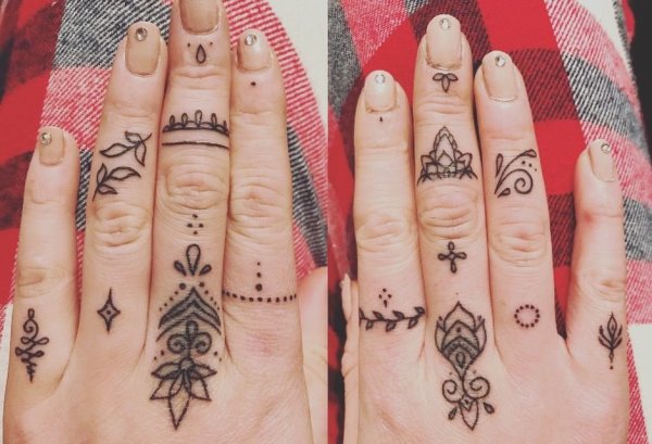 Рисунки на пальцах тату