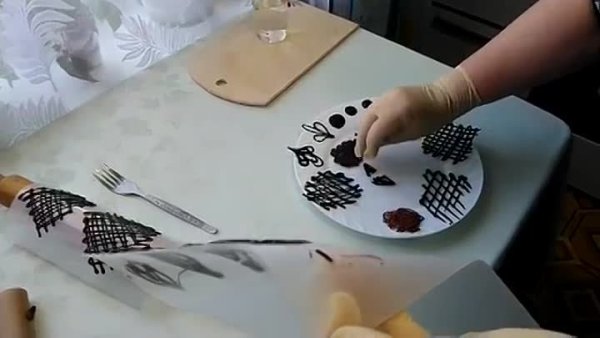 Рисование шоколадом кистью