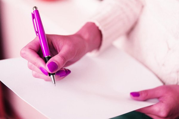 Рука с красивой ручкой