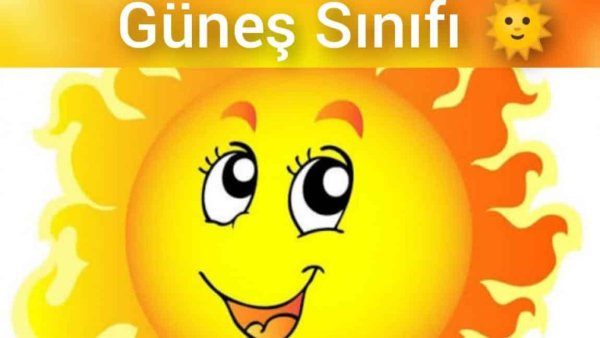 Девочка улыбается солнышку