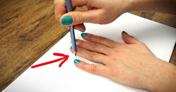 Обюведенная рука на листе бумаги