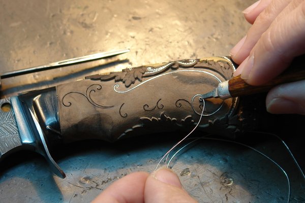 Всечка проволоки в рукоять ножа