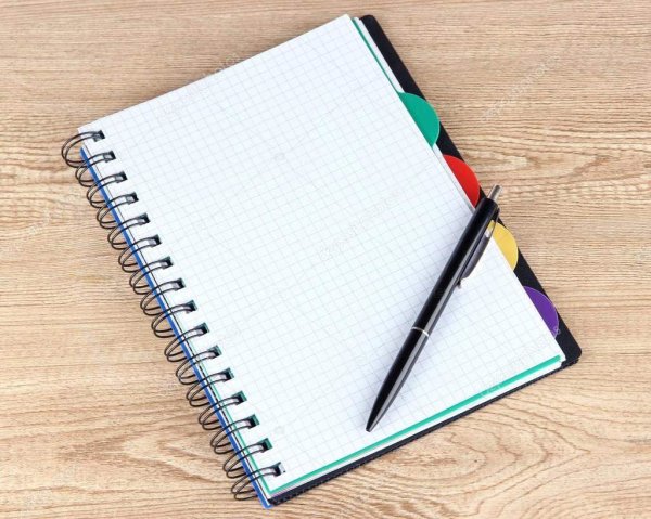 Открытая тетрадь с ручкой