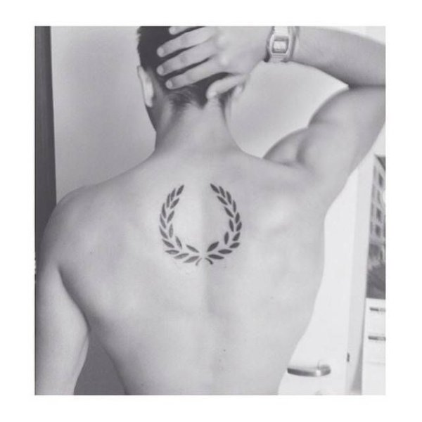 Тату на спине мужские небольшие оригинальные