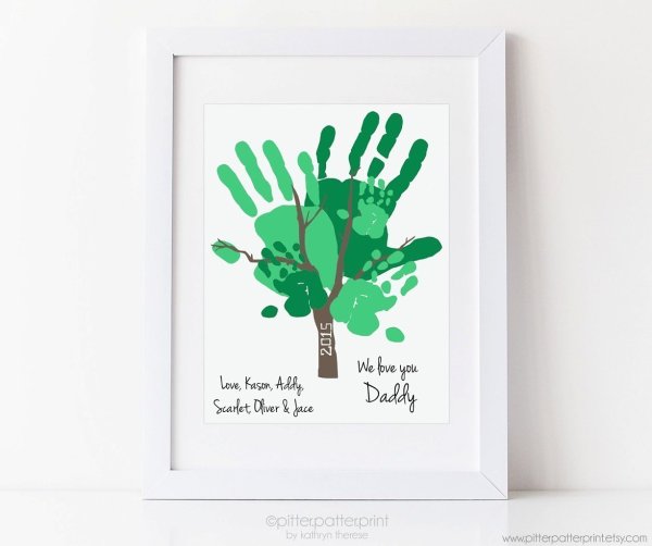 Дерево из отпечатков ладоней