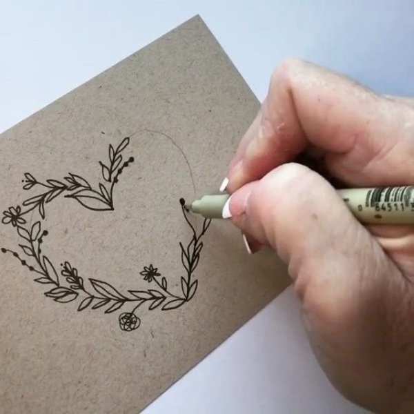 Простые рисунки на крафтовой бумаге