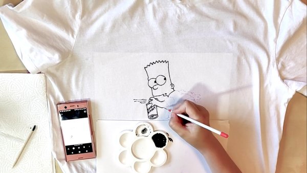 Кастомизация футболки акриловыми красками