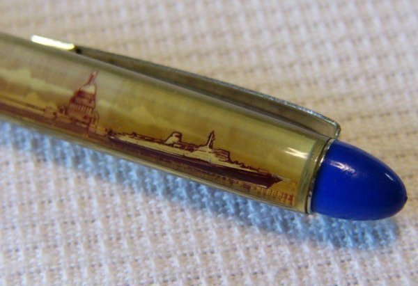 Ручка с плавающим корабликом