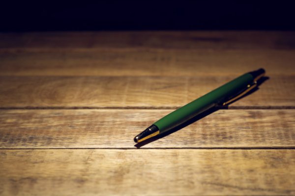 Шариковая ручка на столе