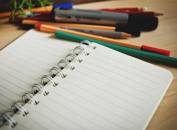 Тетрадка с ручкой на столе