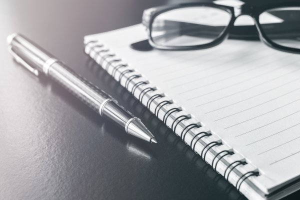 Блокнот с ручкой