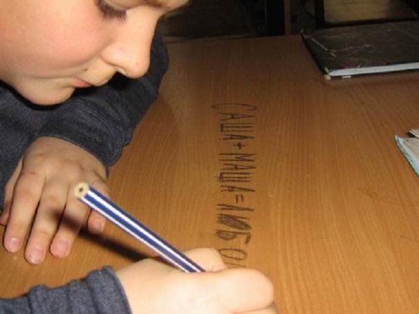 Рисовать на парте