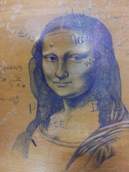 Разрисованная парта в школе