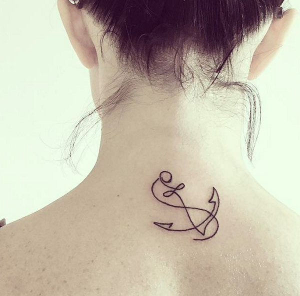 Тату бесконечность на шее