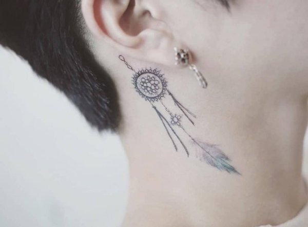 Тату Ловец снов за ухом