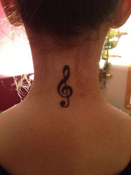 Музыкальное тату на шее