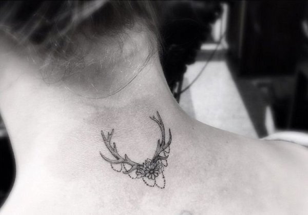Тату олень на шее