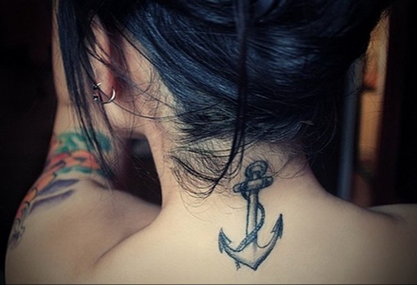 Тату якорь на шее для девушек