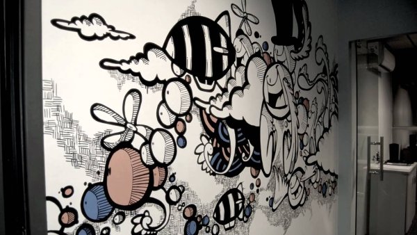 Роспись стен на черном фоне