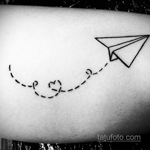 Татуха с бумажным самолетиком