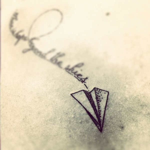 Тату в виде бумажного самолетика