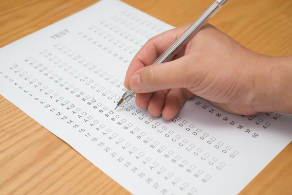 Заполняет тест