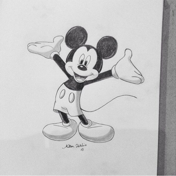 Рисунок Мики Мауса ручкой