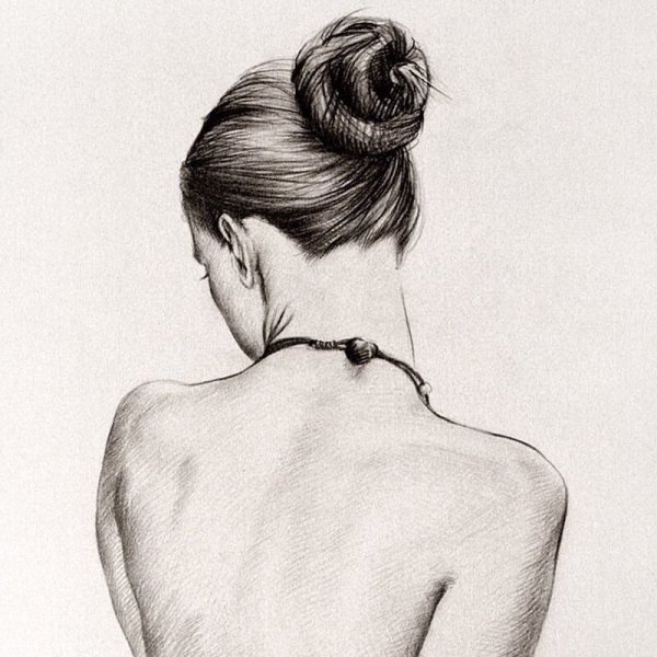 Нарисованные девушки карандашом со спины