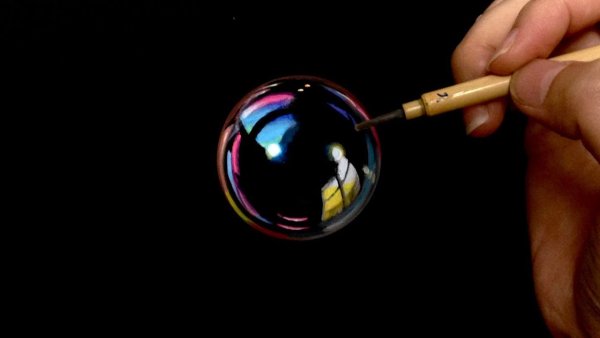 Мыльные пузыри на черной бумаге