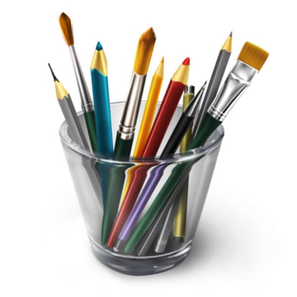 Стакан с кистями и карандашами