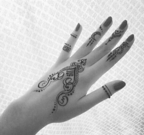 Мехенди на руке ручкой