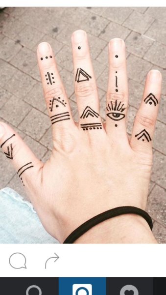 Татухи на пальцах ручкой